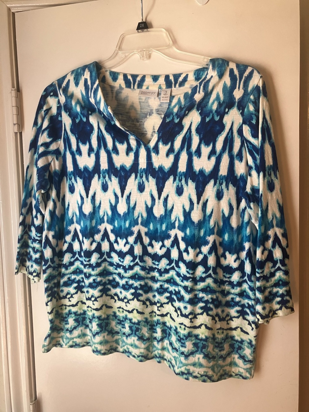 Zenergy by Chico’s Blue and White V-Neck Patterned Tunic